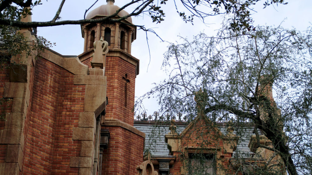 magic kingdom liberty square haunted mansion exterior