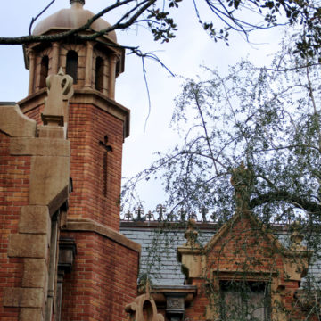 magic kingdom liberty square haunted mansion exterior